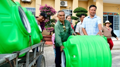 Sono stati consegnati serbatoi e filtri per l'acqua agli abitanti della comune di Dong Thai.