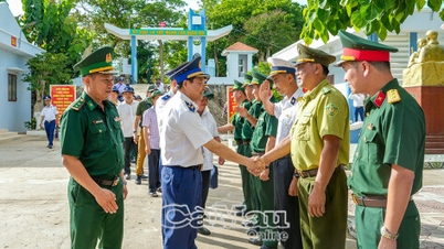La Guardia Costiera vietnamita fa visita alle forze di stanza nell'arcipelago di Hon Khoai e offre loro dei doni.
