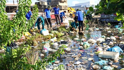 I giovani di Khánh Lâm eliminano i punti critici di inquinamento e diffondono uno stile di vita ecologico.