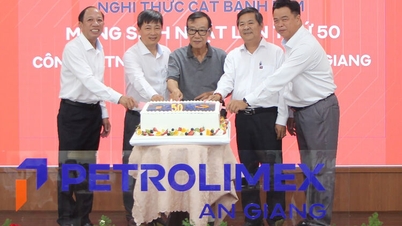 Η Petrolimex An Giang κάνει μια ανασκόπηση της απόδοσής της κατά τους πρώτους πέντε μήνες του έτους και πραγματοποιεί συνάντηση για να γιορτάσει την 50ή επέτειό της.