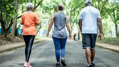 Camminare 10.000 passi al giorno riduce il rischio di malattie e decessi associati alla sedentarietà prolungata.