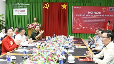 Viettel Vinh Long organizza una conferenza sulla trasformazione digitale nelle imprese e firma contratti elettronici.