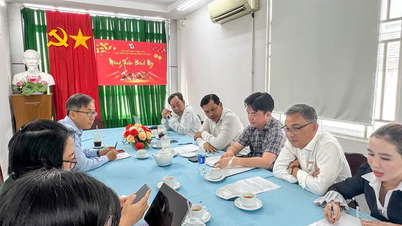 ການກະກຽມຢ່າງລະອຽດກຳລັງດຳເນີນຢູ່ສຳລັບການຊຸມນຸມສະເຫຼີມສະຫຼອງ 101 ປີແຫ່ງວັນສື່ມວນຊົນປະຕິວັດຫວຽດນາມ.