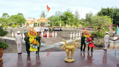 Leiders van de stad Can Tho brachten hulde aan de Ho Chi Minh-herdenkingstempel in de gemeente An Thanh met het aanbieden van wierook en bloemen.