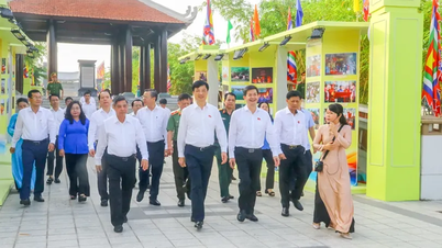 Ketua Jawatankuasa Penganjur Pusat mempersembahkan kemenyan di Kuil Raja Hung
