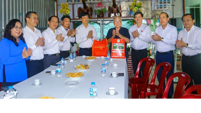 Una delegazione del governo centrale ha fatto visita alle Madri Eroiche vietnamite e alle famiglie che beneficiano di politiche preferenziali, offrendo loro dei doni.
