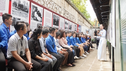The Tay Ho District Youth Union visits the "Song of Peace" exhibition.