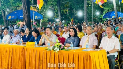 Cao Thi Hoa An, Timbalan Setiausaha Tetap Jawatankuasa Parti Wilayah, menghadiri sambutan Hari Lahir Buddha (kalendar Buddha 2570) di Pagoda Bao Tinh.