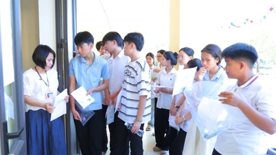 សិស្សានុសិស្សជាង ៤៩.០០០ នាក់បានប្រណាំងប្រជែងគ្នាដើម្បីប្រឡងចូលថ្នាក់ទី ១០ នៅខេត្តង៉េអាន ក្រោមកំដៅដ៏ក្ដៅគគុក។