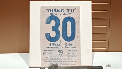 Pagina del calendario del 30 aprile 1975: un ricordo che commemora la liberazione del Vietnam del Sud e la riunificazione del paese.