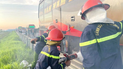 En sovbuss fattar eld på motorvägen Ham Nghi – Vung Ang.