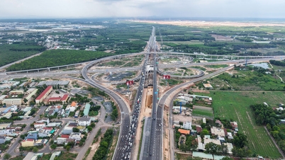 Tampilan persimpangan mega yang menghubungkan dua jalan tol utama dan Bandara Long Thanh.