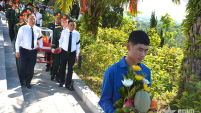 นาย Tran Cam Tu สมาชิกถาวรของสำนักเลขาธิการคณะกรรมการกลาง เข้าร่วมพิธีรำลึกและฝังศพทหารอาสาสมัครและผู้เชี่ยวชาญชาวเวียดนามที่เสียชีวิตในประเทศลาว