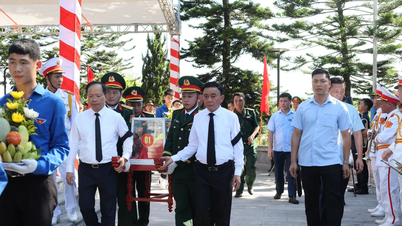 O membro permanente do Secretariado do Comitê Central do Partido, Tran Cam Tu, participou da cerimônia de homenagem e sepultamento dos restos mortais dos mártires em Ha Tinh.