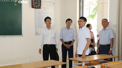 El vicepresidente del Comité Popular Provincial, Nguyen Thanh Ha, inspecciona los lugares donde se realizará el examen de ingreso al décimo grado.