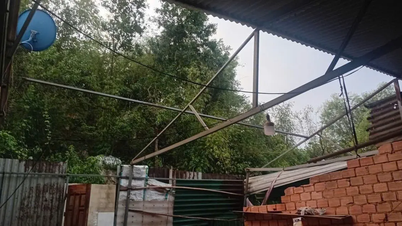 Lam Dong: Kraftig regn og tornadoer forårsaker takskader på mange hus.