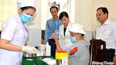La camarade Chau Thi My Phuong a participé aux activités régulières de bilan de santé et de dépistage gratuit proposées à la population.