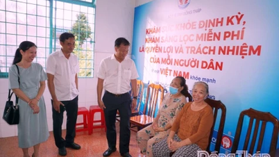 Soudruh Nguyen Phuoc Thien se zúčastnil programu pravidelných zdravotních prohlídek a bezplatných screeningů pro obyvatele městské části Sa Dec.