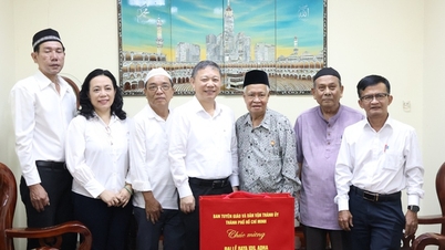 Trưởng Ban Tuyên giáo và Dân vận Thành ủy TPHCM thăm cộng đồng Hồi giáo nhân Đại lễ Raya Idil Adha