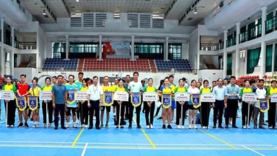 La cérémonie d'ouverture du tournoi de volley-ball 2026 du personnel et des travailleurs de l'Académie vietnamienne d'agriculture s'est déroulée en grande pompe.