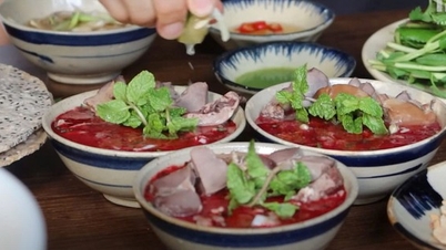 A Hung Yen, 31 persone sono sospettate di intossicazione alimentare dopo aver consumato sangue d'anatra crudo.