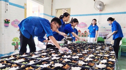 สมาชิกสหภาพเยาวชนจากจังหวัดเหงะอาน นำอาหารมื้ออร่อยมามอบให้เพื่อเป็นกำลังใจให้แก่นักเรียนที่กำลังสอบเข้าชั้นมัธยมศึกษาปีที่ 4