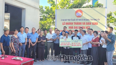 반장(Van Giang) 면의 저소득층 가구에 "대연대(Great Solidarity)" 주택을 인계하는 모습.