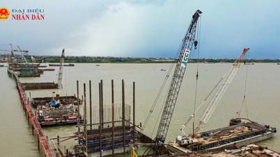 Hanoi: Podul Hong Ha, în valoare de aproape 10.000 de miliarde de vnd, prinde treptat contur peste Râul Roșu.