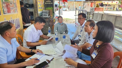 Du riz gluant en boîte infesté d'asticots a été découvert à Quang Tri : la police enquête d'urgence, le propriétaire admet sa négligence.