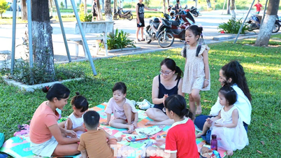 Il fait une chaleur torride à Da Nang, et les gens affluent pour trouver de l'ombre et se rafraîchir.