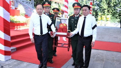Tran Cam Tu, vast lid van het secretariaat van het Centraal Comité van de Partij, woont de begrafenisceremonie van de stoffelijke resten van martelaren in Ha Tinh bij.