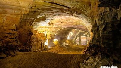 Turisté se hrnou proti proudu řeky Son do jeskyně Phong Nha uprostřed vrcholu horké sezóny.