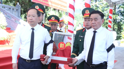 Leden van het Permanent Comité van het Centraal Comité van de Partij woonden de uitvaartceremonie bij van 9 martelaren die in Laos om het leven waren gekomen.