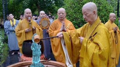 Patriark Agung Thich Tri Quang melakukan ritual memandikan patung Buddha pada hari lahir Buddha.