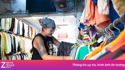 Khách Tây xoay xở trong ngày Hà Nội nắng nóng nhất cả nước