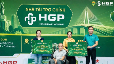 Skupina Hoang Gia Phat doprovází a šíří lásku na turnaji Nghe An Press v pickleballu.