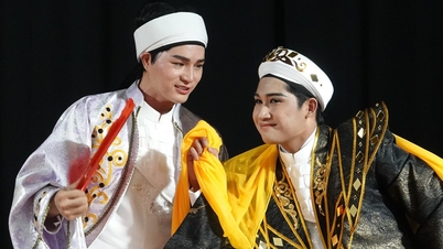 Le Nguyen Dat membawakan cải lương (opera tradisional Vietnam) eksperimental yang diinspirasikan oleh Gerhana ke China.