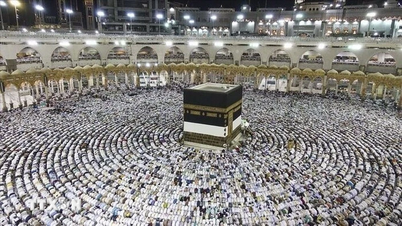 Lebih dari 1,5 juta jamaah Muslim telah mulai berbondong-bondong menuju kota suci Mekah di Arab Saudi.