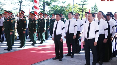 당 중앙위원회 서기국 상임위원인 쩐깜뚜는 하띤에서 열린 순교자 추모 및 매장식에 참석했다.