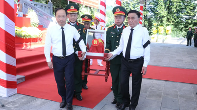 Tran Cam Tu, membre permanent du Secrétariat du Comité central du Parti, a assisté à la cérémonie commémorative et à l'inhumation des restes des martyrs à Ha Tinh.
