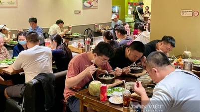 Ceny prądu w godzinach szczytu są najwyższe wieczorem. Korzystają na tym elektrownie, natomiast restauracje i stacje ładowania pojazdów elektrycznych borykają się z presją.