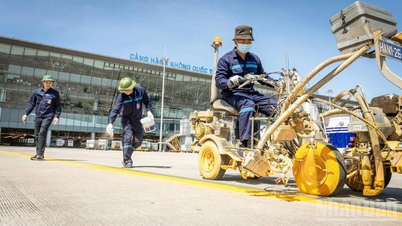 [Foto] Medewerkers van de luchthaven Noi Bai werken hard in de recordhitte van 71 graden Celsius.