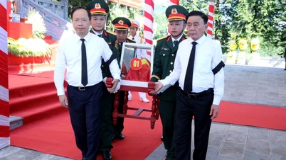 Para anggota Komite Tetap Komite Sentral Partai menghadiri upacara peringatan dan pemakaman para martir di Ha Tinh.