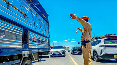 A pesar del calor abrasador que supera los 40 grados Celsius, los agentes de policía de tráfico permanecen de servicio para garantizar la seguridad vial.