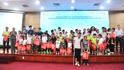 A Lao Cai tartománybeli hátrányos helyzetű, fogyatékkal élő gyermekek számára szervezett ingyenes sebészeti program, a „Remény zöld magvainak vetésének útja” megnyitó ünnepsége