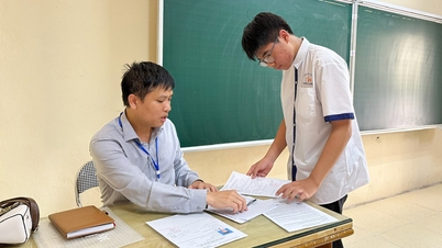 ผู้สมัครสอบในจังหวัดบั๊กนิญฝ่าแดดร้อนจัดเพื่อดำเนินการตามขั้นตอนการสอบเข้าชั้นมัธยมศึกษาปีที่ 4 ให้เสร็จสิ้น