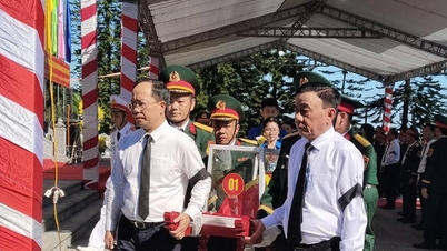 Tran Cam Tu, membre permanent du Secrétariat du Comité central du Parti, a assisté à la cérémonie commémorative et à l'inhumation des dépouilles des martyrs au cimetière des martyrs de Nam.