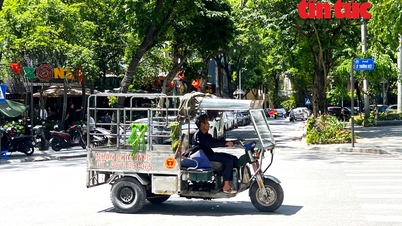 Para pekerja berjuang untuk mencari nafkah di bawah terik matahari dengan suhu 40°C di Hanoi.