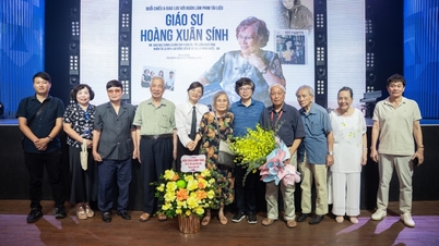 Vietnam's first female professor of mathematics makes a rare appearance at the age of 93.