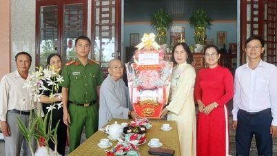 Le quartier de Xuan Loc rend visite aux lieux de culte bouddhistes et y offre des cadeaux.